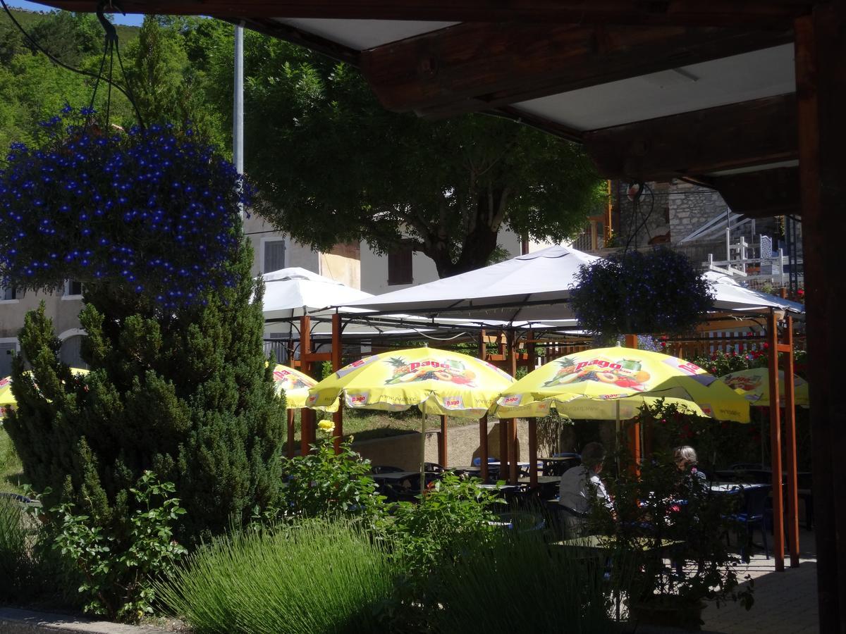 Hôtel Restaurant Les Alpins Saint-Julien-en-Beauchêne Exterior foto